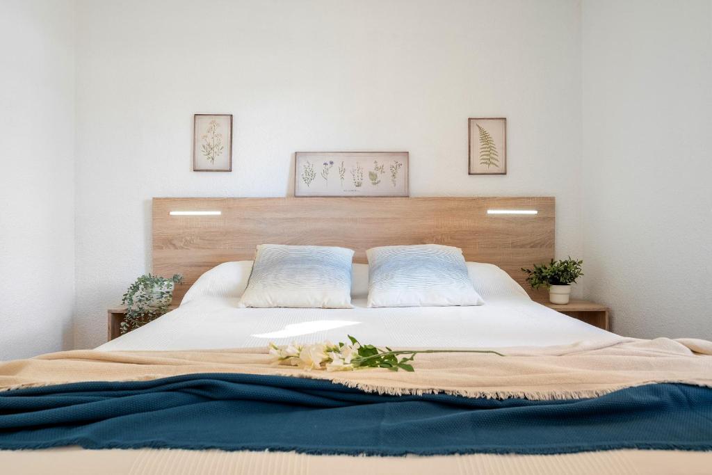 ラ・ピネーダにあるAlea Rentals - Cye 5のベッドルーム(花の飾られた白い大型ベッド付)