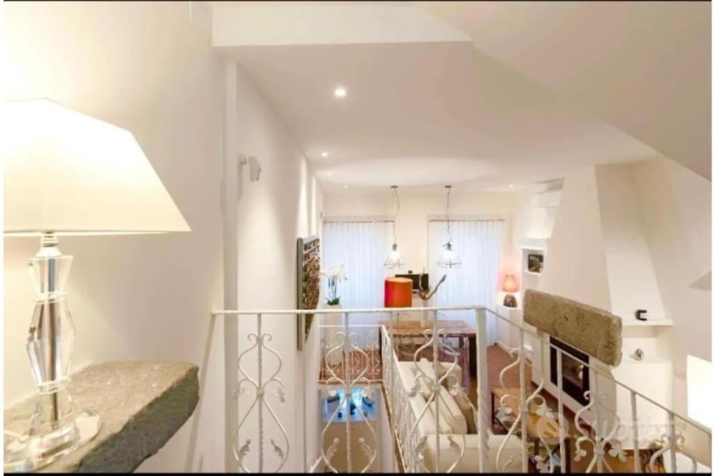 een witte kamer met een trap met een lamp bij Le Paris in Cagliari