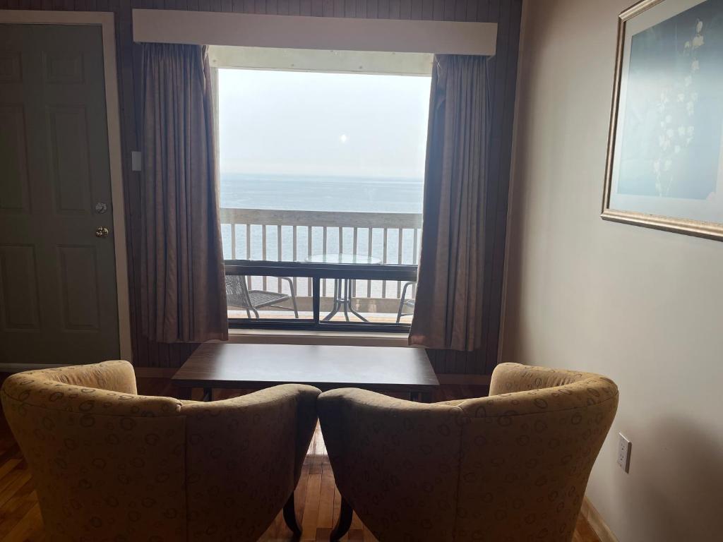 Un lugar para sentarse en Hôtel La Côte Surprise