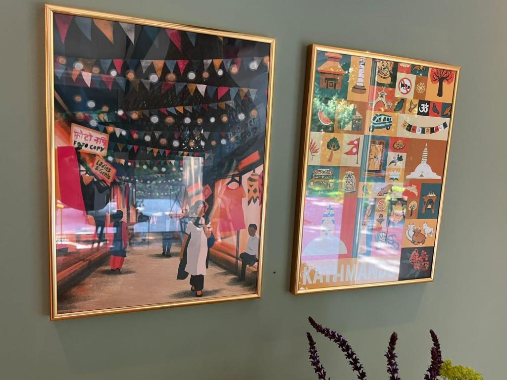 zwei Bilder hängen an einer Wand in einem Raum in der Unterkunft Leef Zuiden in Simpelveld