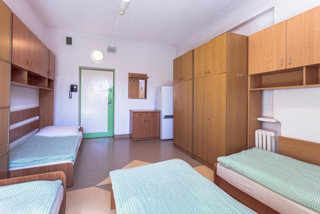 Postel nebo postele na pokoji v ubytování Dizzy Daisy Hostel