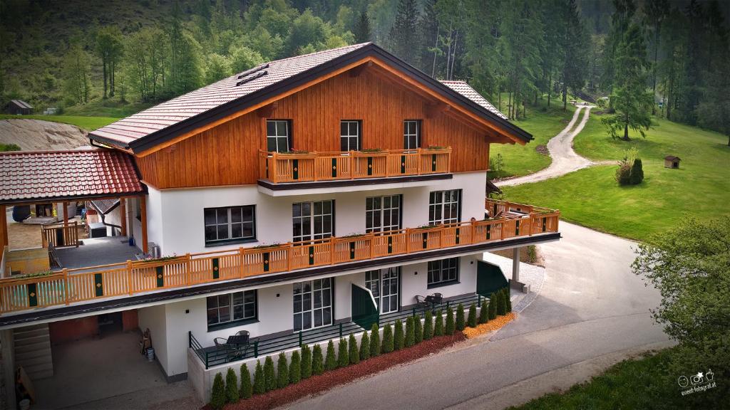 巴德伊舍的住宿－Landhaus Seppenbauer，带阳台和车道的大型木屋