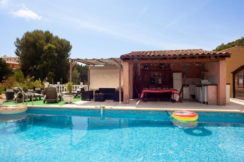 une piscine devant une maison dans l'établissement Appartement Avec Piscine Et Cuisine, à Roquefort-la-Bédoule