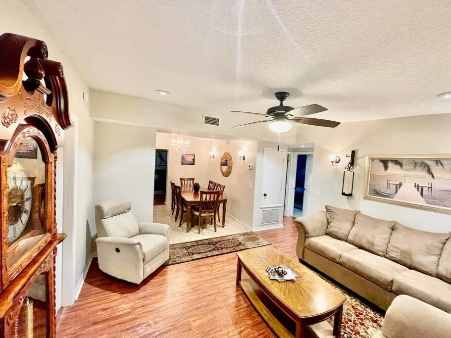 - un salon avec un canapé et une table dans l'établissement Cozy Modest Home near Universal Studios/VolcanoBay, à Orlando