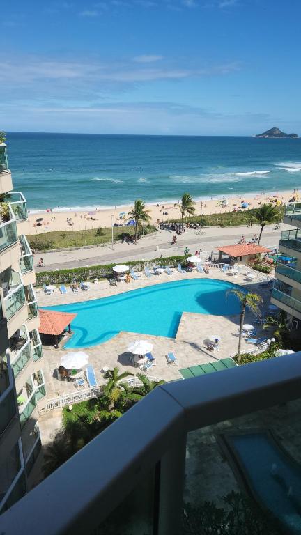 desde el balcón de un complejo con vistas a la playa en ApartHotel Villa Del Sol, en Río de Janeiro
