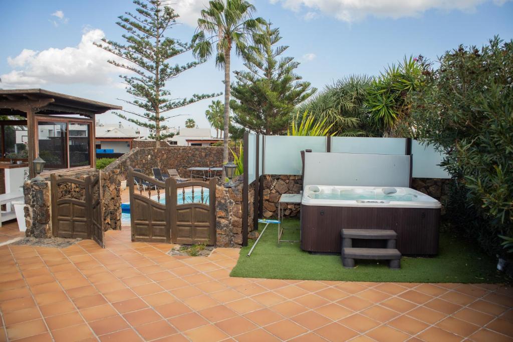 Vonkajšia záhrada v ubytovaní Villa Piscine Jacuzzi Puerto Del Carmen