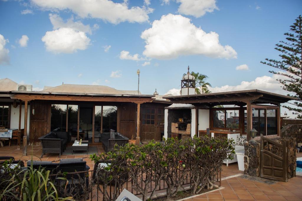 Vonkajšia záhrada v ubytovaní Villa Piscine Jacuzzi Puerto Del Carmen