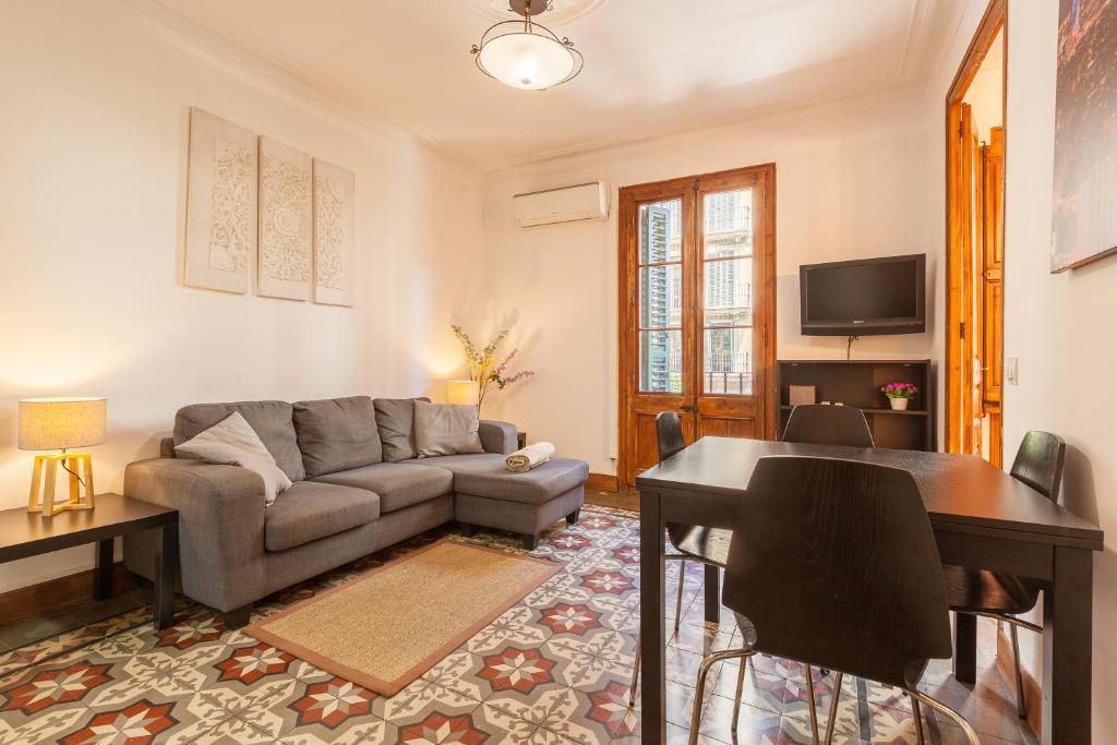 a living room with a couch and a table at En el Corazón de Barcelona in Barcelona