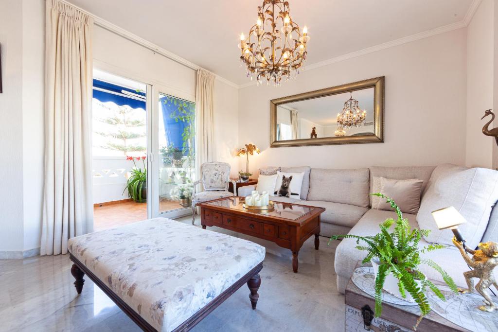 - un salon avec un canapé et une table dans l'établissement San Pedro del Mar, à Marbella