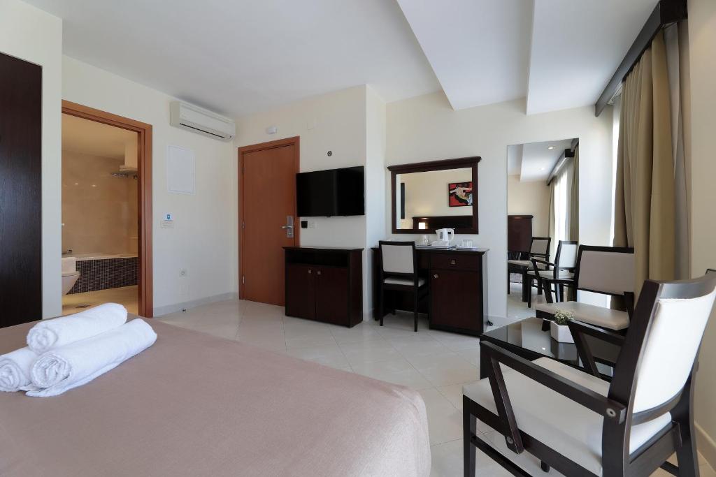 Blue Waves Resort - 4