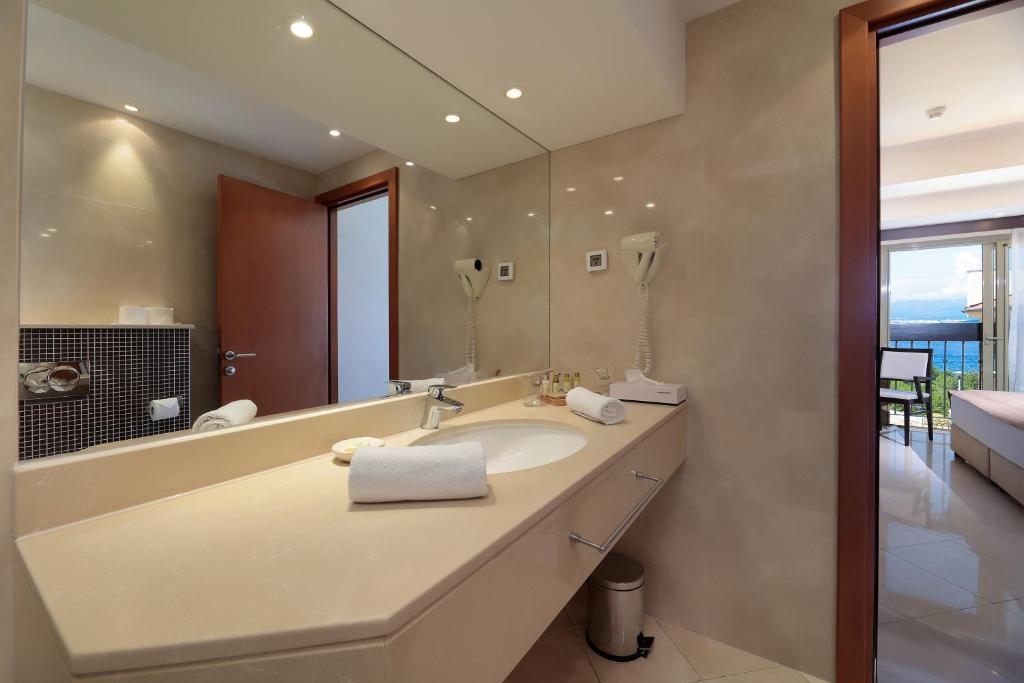 Blue Waves Resort - 5