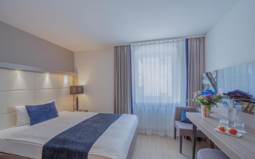 Postel nebo postele na pokoji v ubytování The Alex Hotel