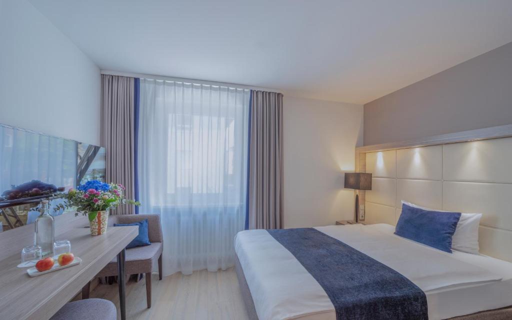 Postel nebo postele na pokoji v ubytování The Alex Hotel