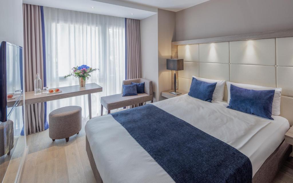 Postel nebo postele na pokoji v ubytování The Alex Hotel