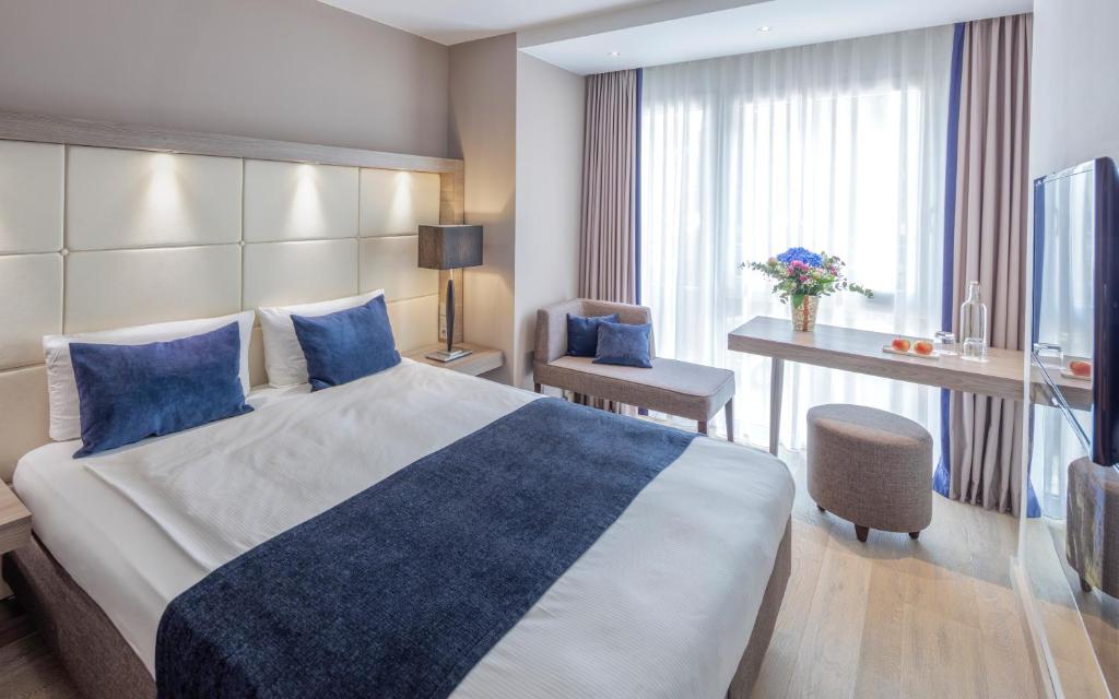 Postel nebo postele na pokoji v ubytování The Alex Hotel