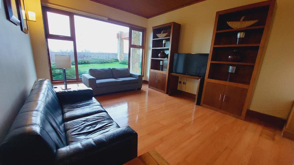 TV a/nebo společenská místnost v ubytování Hotel y Cabañas Llanuras de Diana - Caja Los Andes