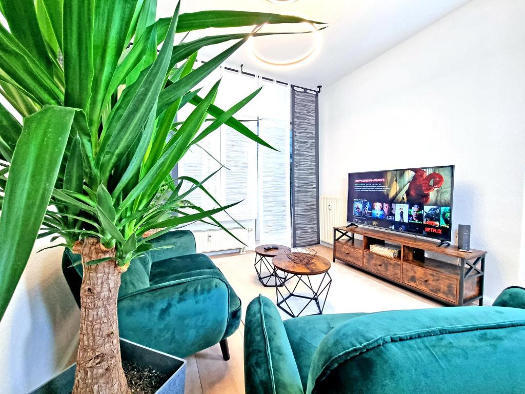 sala de estar con sofá azul y planta en HappySide - iNDUSTRiAL DESiGN - KÜCHE - CiTY NAH -, en Leipzig