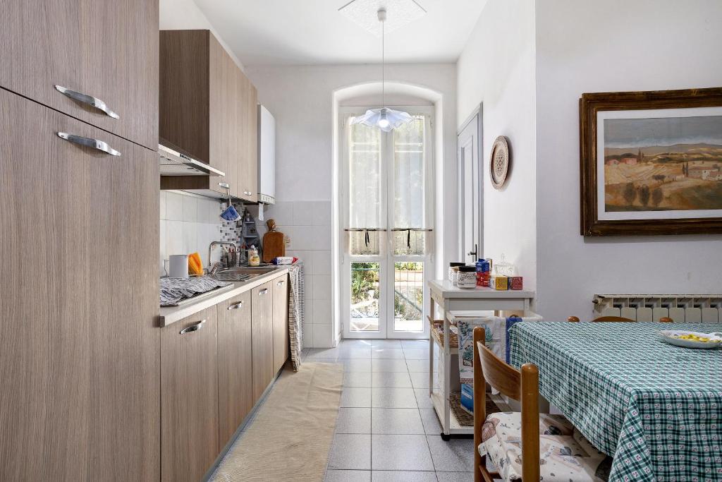 een keuken met een tafel en een eetkamer bij Marta in Portovenere