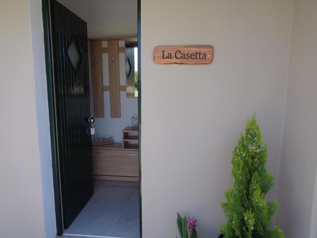 um sinal que lê a caçarola ao lado de uma casa em La casetta em Roda