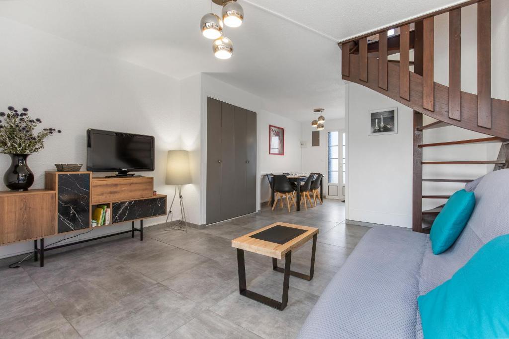 un salon avec un canapé et une télévision dans l'établissement SouthMarina by POM, vue bateaux, terrasse, parking, au Cap d'Agde