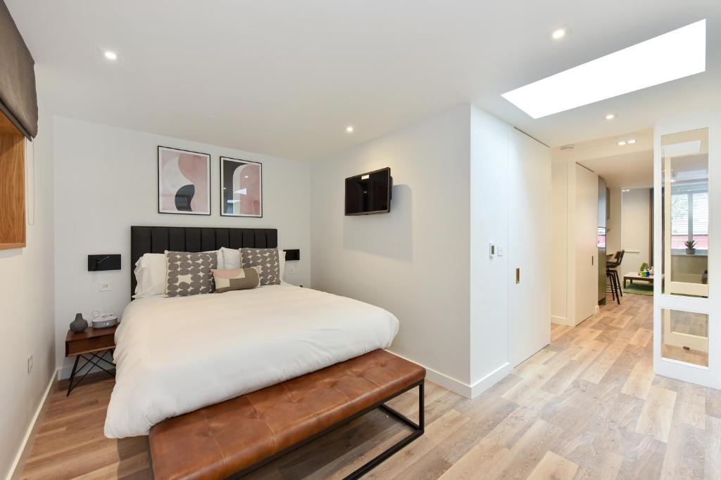 a bedroom with a bed and a tv on the wall at James Street Serviced Apartments by Globe Apartments in London