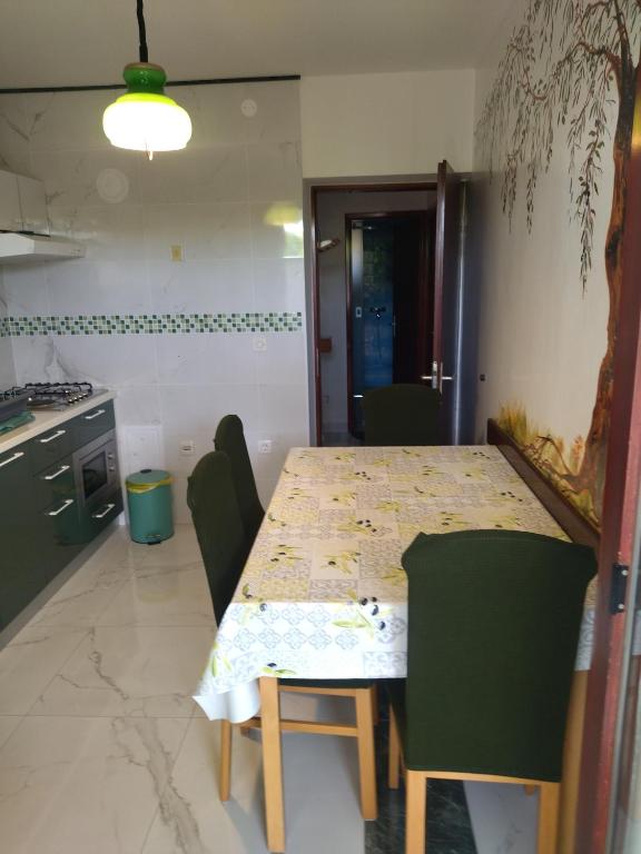 Kuchyň nebo kuchyňský kout v ubytování Zelena oaza Apartment