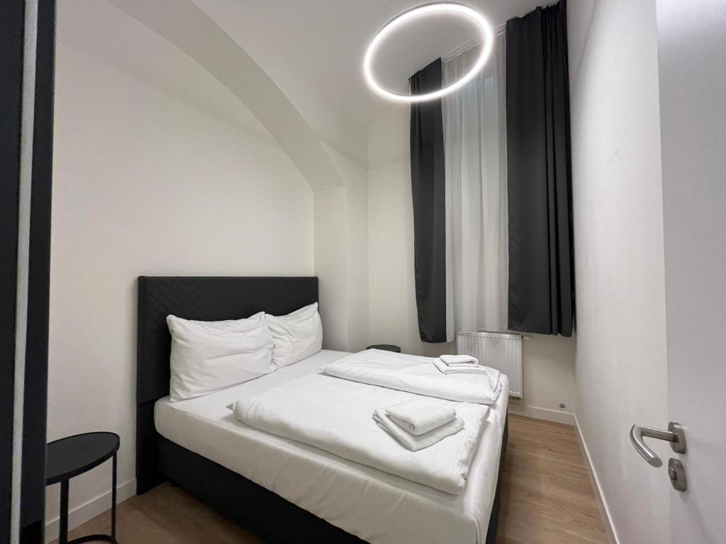 Postel nebo postele na pokoji v ubytování Figaro Suites