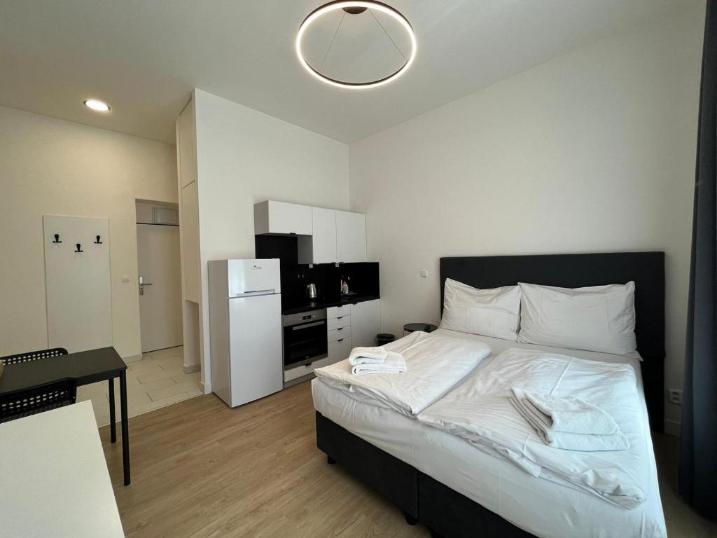 Postel nebo postele na pokoji v ubytování Figaro Suites