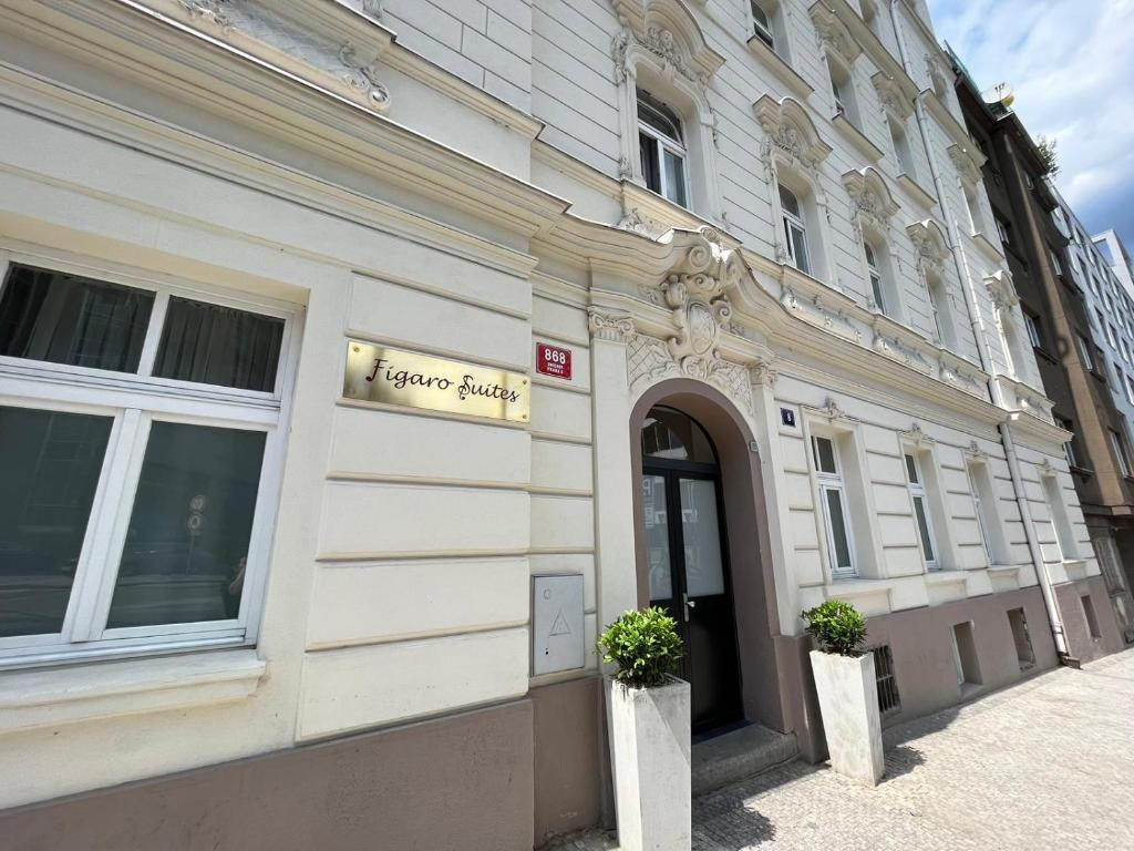 um edifício com um sinal para uma floricultura em Figaro Suites em Praga