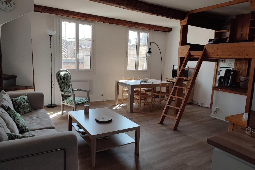 sala de estar con sofá y mesa en Charming 48 m apartment in downtown Avignon, en Aviñón