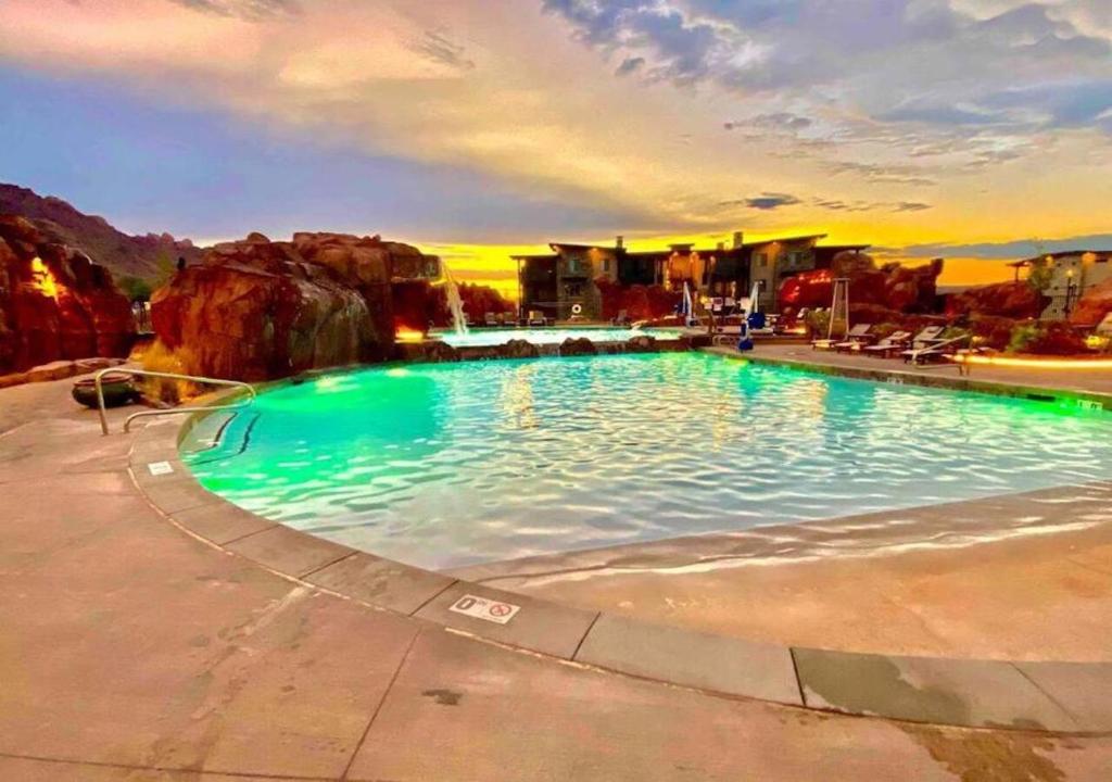una gran piscina en medio de un complejo en Beautiful Brand NEW Luxury Condo @ Sage Creek, en Moab
