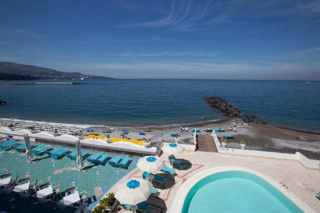 una vista aerea su una spiaggia con sedie e ombrelloni di Mar Hotel Alimuri a Meta