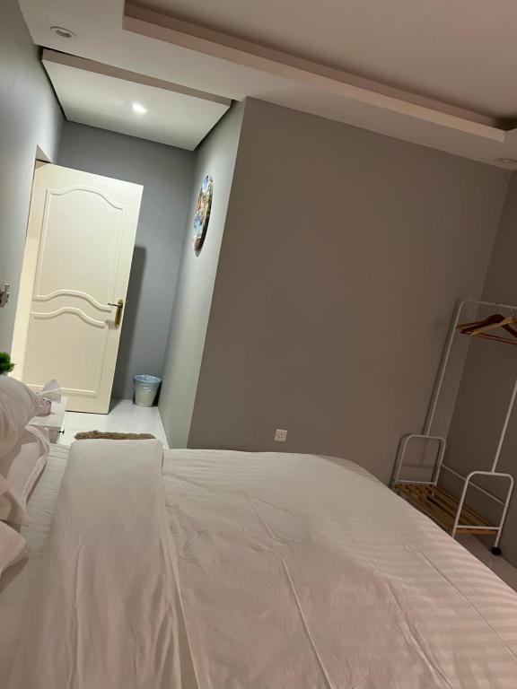 una camera con un grande letto e una porta bianca di شقة في الملقا بغرفة نوم واحدة a Riyad