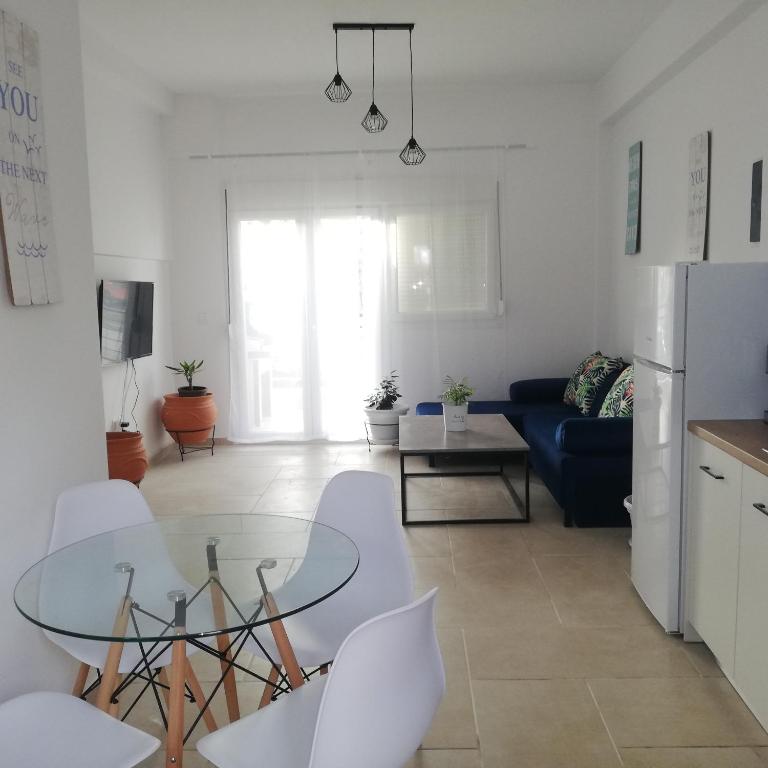 Uma área de estar em Fanari Holiday maisonette