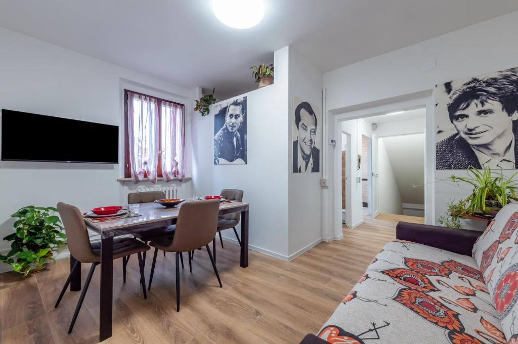 a living room with a table and a couch at GuestHost - Marilyn Apartment tra centro e mare in Pesaro