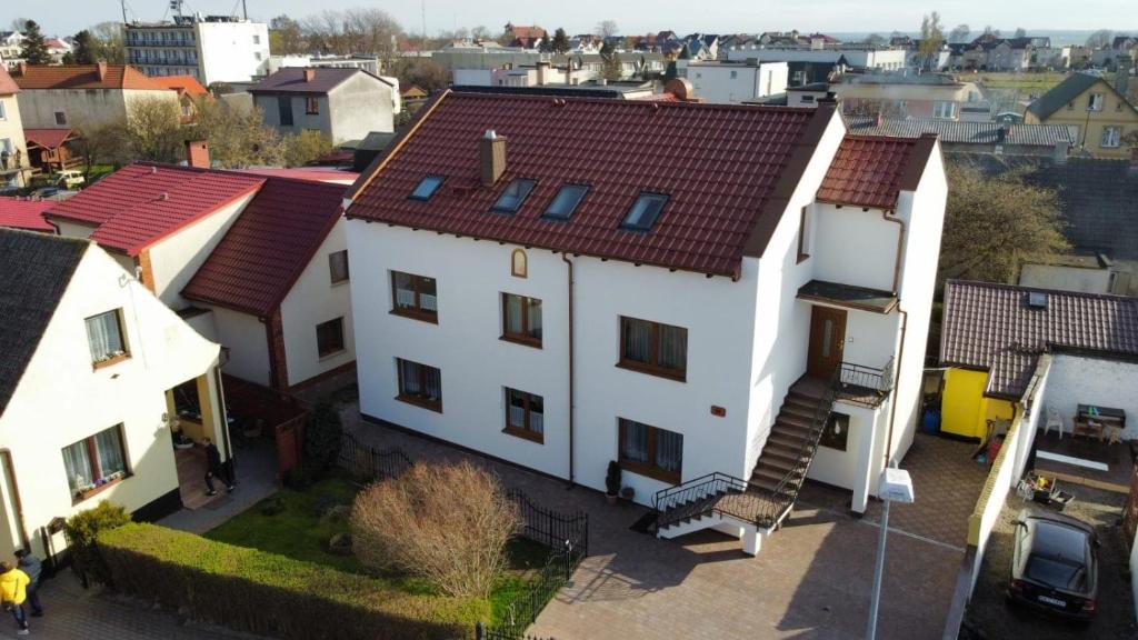 una vista aérea de una casa blanca con techos rojos en Pokoje gościnne Kolc, en Jastarnia