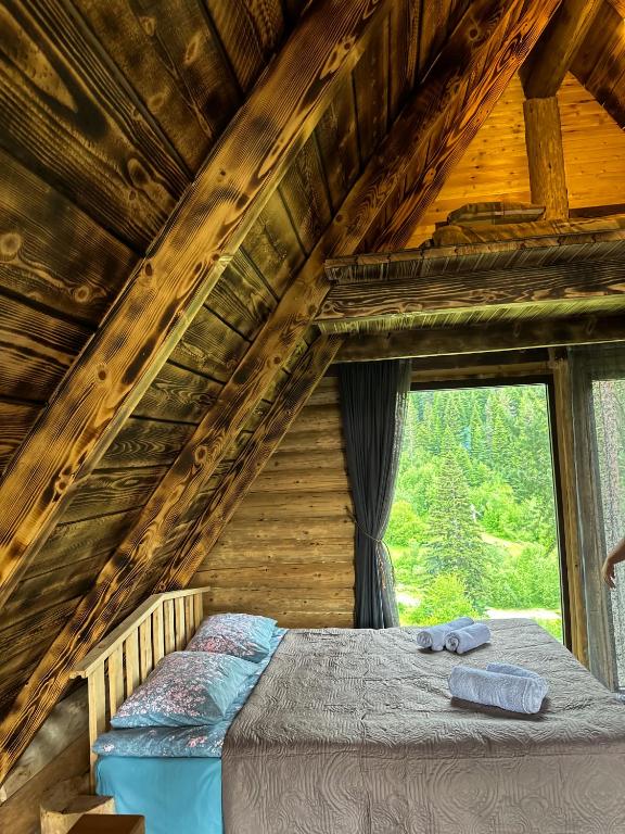 Postel nebo postele na pokoji v ubytování Hut In Hatsvali