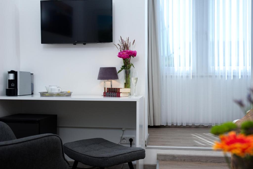 TV a/nebo společenská místnost v ubytování Hotel von Stephan