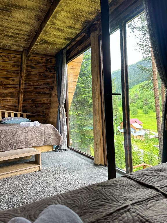 Postel nebo postele na pokoji v ubytování Hut In Hatsvali