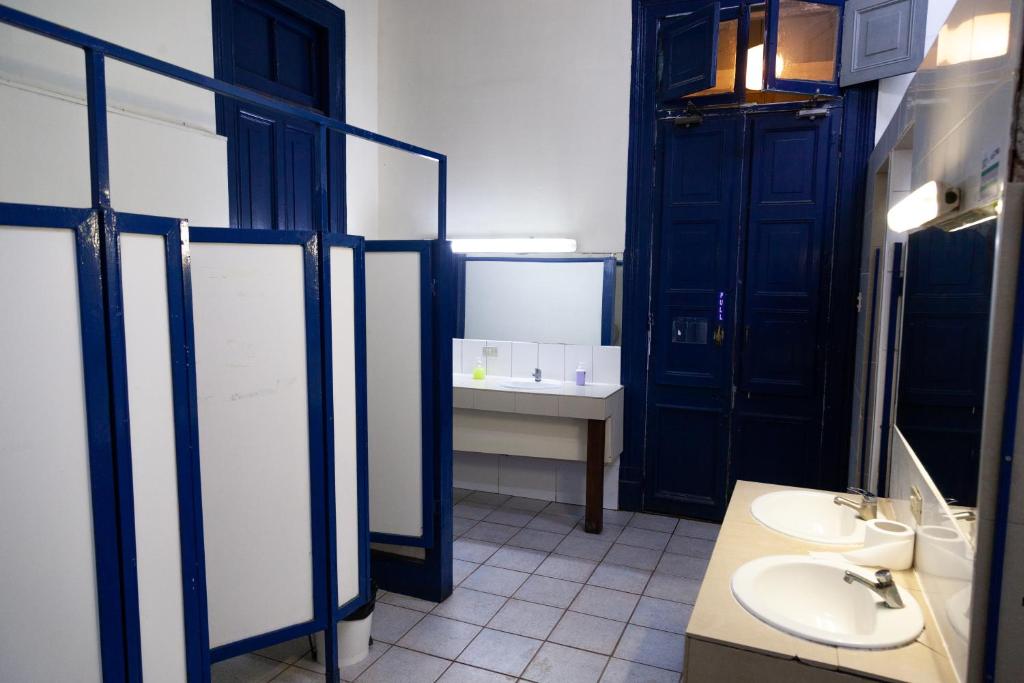 Koupelna v ubytování La Casa Roja Hostel
