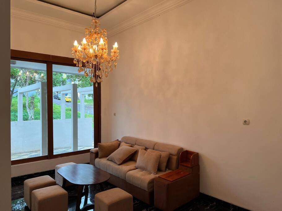 Posezení v ubytování Cozy villa with swimming Pool in Sentul