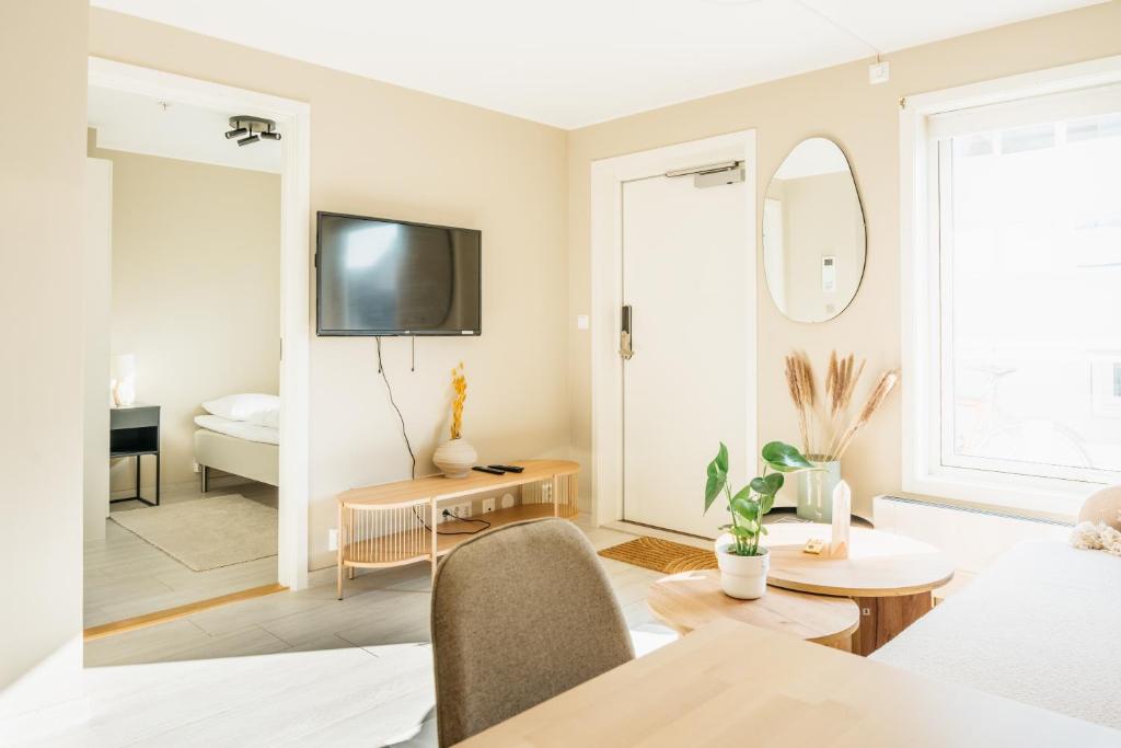 uma sala de estar com um sofá e uma mesa em Stay Urban - Perfect location em Bergen