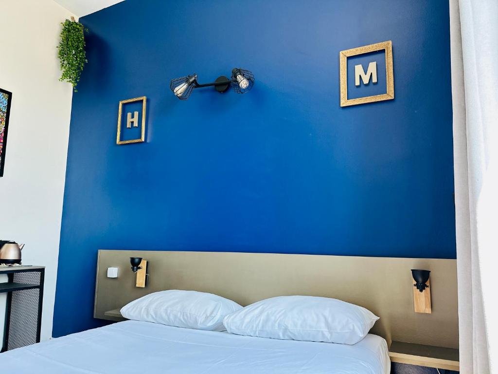 Postel nebo postele na pokoji v ubytování Hotel Le Midi Clermont-Cournon
