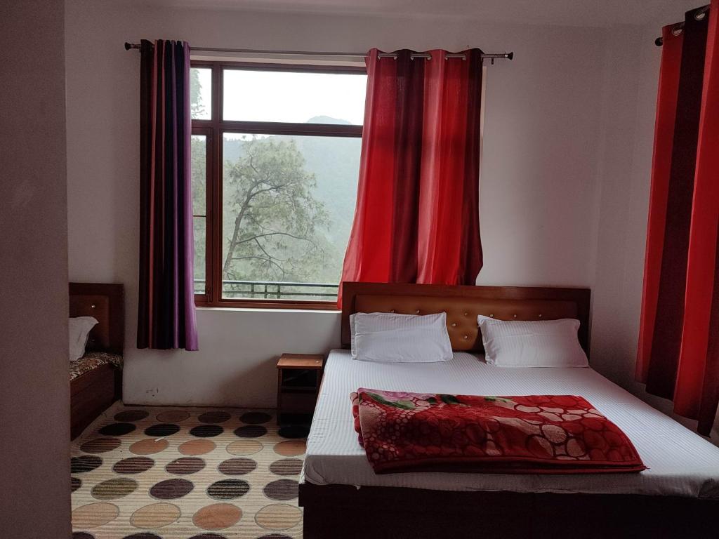 Bhandari Cottages tesisinde bir odada yatak veya yataklar