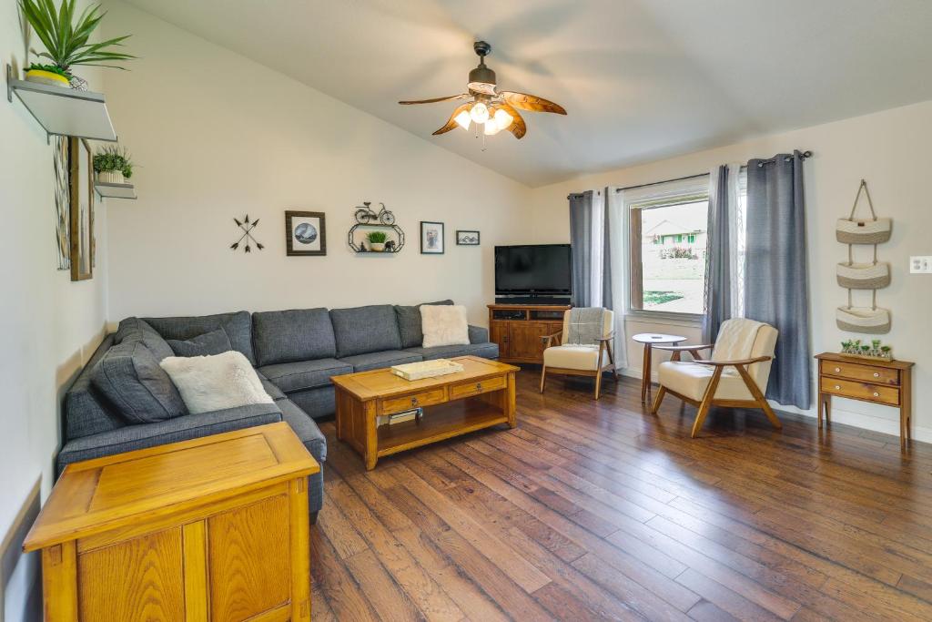 ein Wohnzimmer mit einem Sofa und einem Tisch in der Unterkunft Single-Story Webb City Home with Deck and Gas Grill! in Joplin