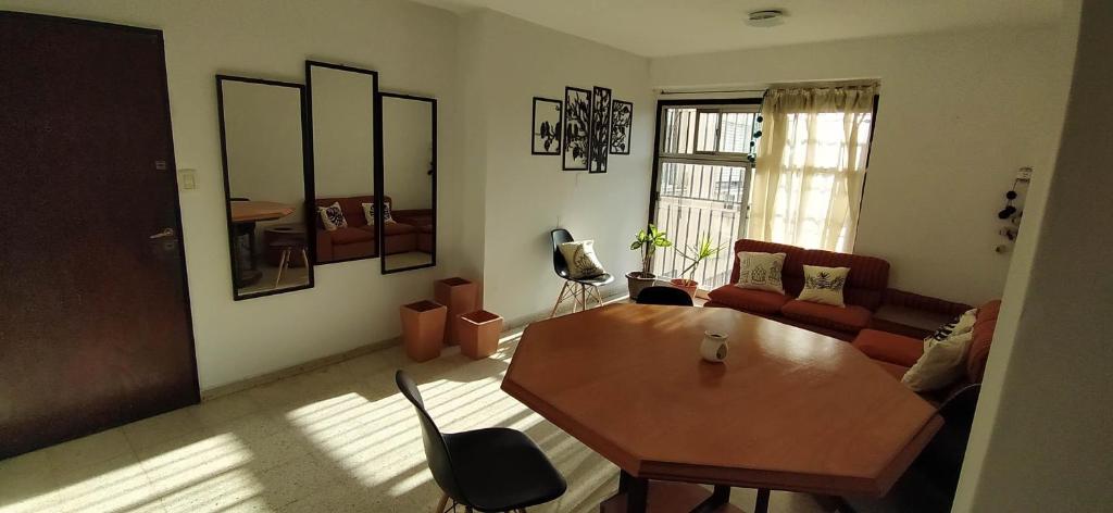 sala de estar con mesa y sofá en Departamento B. Sur en San Miguel de Tucumán