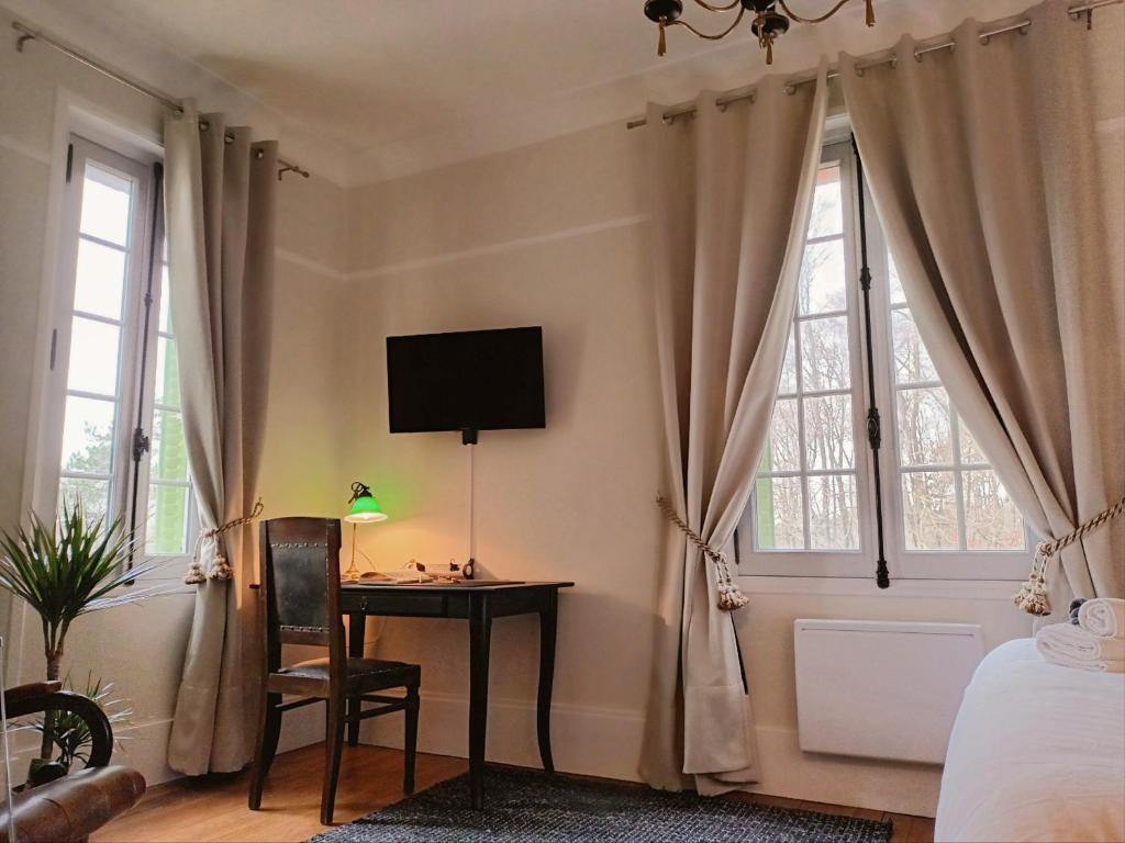 TV a/nebo společenská místnost v ubytování Le Manoir du Cerf