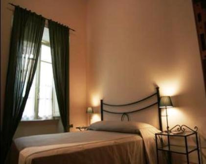 a bedroom with a bed and a window at B&B Vicolo Vecchio in Terracina
