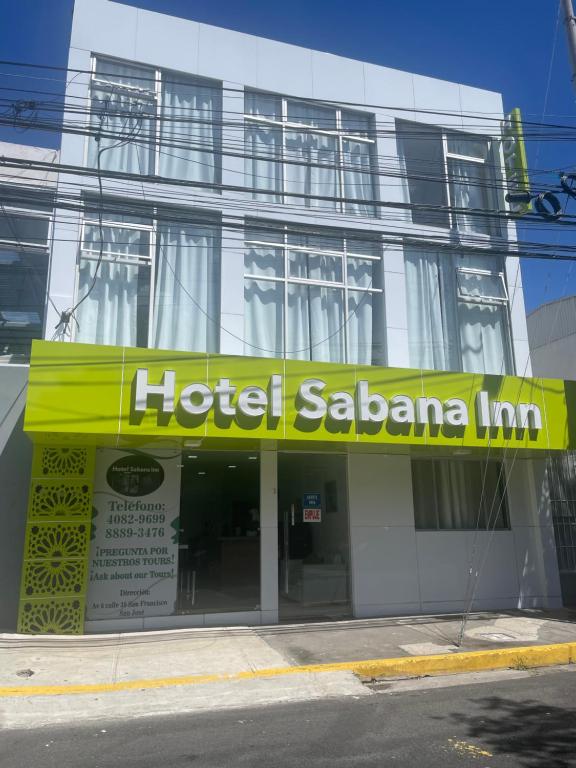una señal de hotel saalma inn en frente de un edificio en Hotel Sabana Inn, en San José