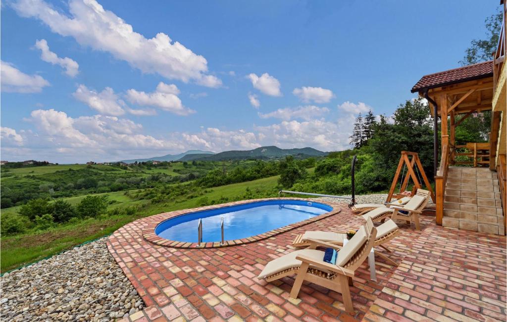 - une piscine avec des chaises et un kiosque dans l'établissement 3 Bedroom Lovely Home In Jelenscak, à Donje Makojišće
